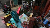 Kondisi sekolah TK yang belum pulih. Kursi-kursi masih menumpuk di luar.