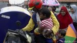 Kisah Penjual Roti yang Berkeliling Sambil Gendong Anak