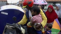 Keduanya berkeliling jualan roti hingga sekitar pukul 11.00 WIB. Tarmuji bersama Fitri lalu pulang untuk beristirahat di rumah. Waktu istirahat ini digunakan Tarmuji untuk beres-beres rumah dan menyuapi Fitri makan siang dari sisa sarapan. Fitri dibawa ke tempat tidur di ruang tengah yang masih berlantai tanah. Sembari menunggu waktu sore untuk berangkat jualan roti keliling lagi, Tarmuji melakukan aktivitas layaknya seorang ibu rumah tangga. Mulai dari mencuci piring, memasak air hingga mencuci pakaian. Ini dilakukan agar tidak merepotkan anak pertamanya, Tika, yang pulang sekolah sore hari.