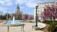 Masih di Amerika Serikat. Kota bernama topeka memiliki program bernama Choose Topeka. Karena memiliki populasi penduduk yang kian berkurang, kota ini akan membayar hingga 15.000 USD atau sekitar Rp 206 juta. (Getty Images)