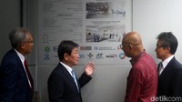 Menlu Jepang Toshimitsu Motegi nampak serius mendengarkan penjelasan Direktur Utama PT MRT Jakarta William P Sabandar saat menerangkan tentang pembangunan MRT Jakarta.