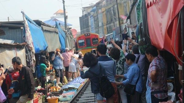 Pasar Maeklong di Thailandt
