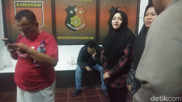 sule, rizky febian, teddy, lina teddy dan putri di polrestabes Bandung.