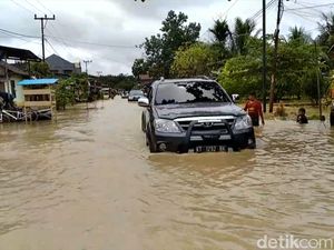Banjir di Samarinda, Polisi Kerahkan Truk Pasukan untuk Angkut Warga