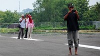 Bandara Ngloram di Cepu, Kabupaten Blora, saat ini tengah dikembangkan Kemenhub untuk menjadi bandara komersial. Harapannya, jika bandara ini sudah dapat beroperasi akan dapat memudahkan investor untuk berinvestasi di daerah Cepu, Blora dan Bojonegoro yang merupakan pusat kegiatan minyak.
