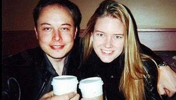 Istri pertamanya wanita menawan bernama Justine Wilson, teman kampus yang ia nikahi pada tahun 2000. Justine waktu itu tak hanya mengencani Elon, ia sejenis wanita yang suka petualangan. Tapi akhirnya dia melabuhkan hati pada Elon. Foto: istimewa
