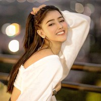 Pramugari Garuda Siwi Widi atau yang lebih dikenal Siwi Sidi mempolisikan akun Twitter @digeeembok setelah dituding menjadi gundik salah satu petinggi Garuda. Penampilan Siwi saat jumpa pers di kantor kuasa hukumnya Elsa Syarief di Menteng, Jumat (10/1/2020) bikin gagal fokus netizen.  Foto: dok. Instagram