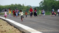 Warga terus berdatangan untuk melihat pendaratan perdana pesawat di Bandara Ngloram.