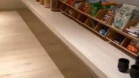 Kim Kardashian memiliki dapur yang super mewah dan bersih. Dapur itu seperti impian semua orang. Beragam makanan ini ia jajar di atas nakas panjang yang ada di dapurnya. Foto: Instagram @kimkardashian