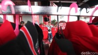 Mayoritas kaos, jaket hingga jas yang dijual berlogo PDIP.