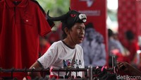 Topi banteng juga ikut dijual.