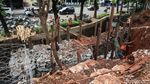Cegah Longsor, Pinggir Rel Bintaro Dibronjong