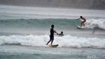 Serunya Bermain Surfing Saat Hujan Mengguyur Pantai Pangandaran