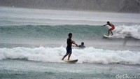 Hampir setiap sore mereka berkumpul menikmati senja di pantai. Jika ombak bagus, mereka turun berlatih. Jika ombak landai, mereka hanya sekedar ngopi-ngopi atau sebagian ada yang melatih peselancar pemula.