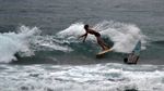 Serunya Bermain Surfing Saat Hujan Mengguyur Pantai Pangandaran