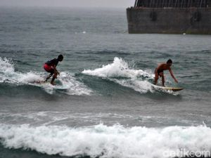 Serunya Bermain Surfing Saat Hujan Mengguyur Pantai Pangandaran