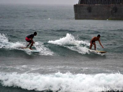 Serunya Bermain Surfing Saat Hujan Mengguyur Pantai Pangandaran