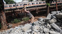 Para pekerja membuat bronjong di pinggir rel kereta api, Bintaro, Jakarta Selatan