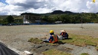 Untuk Universitas Cendrawasih meliputi pembangunan tribun lapangan sepak bola, penataan area di sekeliling bangunan tribun lapangan sepak bola, pembangunan kolam renang, dan penataan lansekap di sekitar kawasan perencanaan progresnya 53,6%. Istimewa/Kementerian PUPR.
