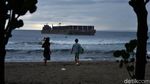 Serunya Bermain Surfing Saat Hujan Mengguyur Pantai Pangandaran