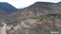 Pemerintah daerah telah menginvestasikan 95,7 miliar yuan (sekitar US$ 13,7 miliar) selama periode tersebut untuk membuka jalan sepanjang 43.400 km itu. Foto: Dok. Xinhua/Sun Fei