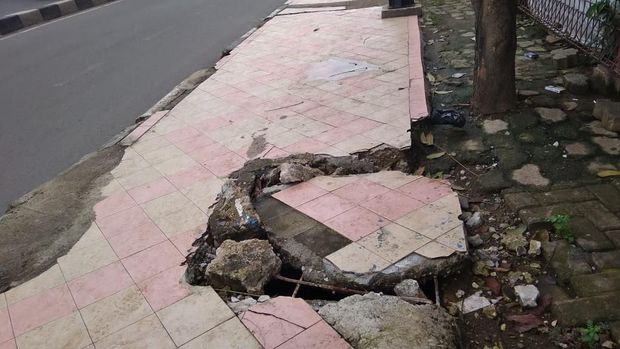 Tak jauh dari lokasi, ada juga trotoar yang rusak 
