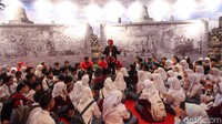 Para pelajar mendapat penjelasan soal rempah-rempah Indonesia.