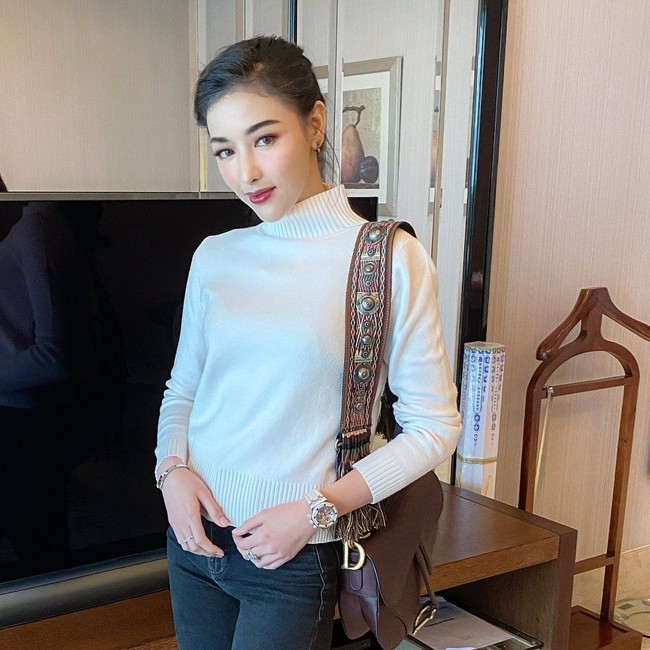 Di Instagramnya, Siwi Sidi menanggapi tentang nyinyiran netizen yang mengatakan bahwa wajahnya beda dari Instagram dan aslinya. Mohon maaf mungkin foto tadi diambil dari orang yang tidak bertanggung jawab yang memanfaatkan keadaan. Mohon maaf kalau orang nggak suka pasti dicari kesalahan, ungkap Siwi.  Foto: Instagram