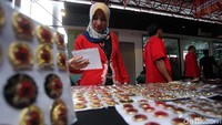 Para kader melihat pernak-pernik bertema PDIP yang dijual di area rakernas.