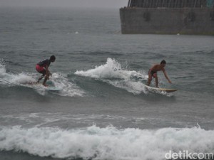 Melongok Keseruan Anak Pantai Pangandaran Surfing di Tengah Hujan Badai