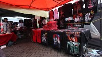 Beragam pernak-pernik mulai dari kaos hingga topi dijual oleh pedagang.
