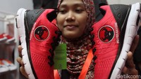 Sepatu yang dipamerkan mayoritas berwarna merah. Bahkan beberapa di antaranya berlogo PDIP.