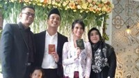 Sah! Vanessa Angel dan Bibi telah menerima buku nikah, keduanya resmi menjadi sepasang suami dan istri. (dok. Doddy Sudrajat)