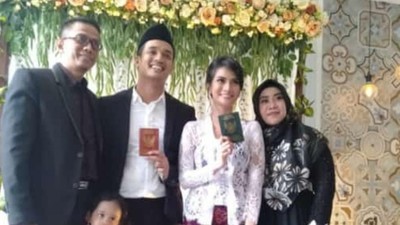 Senyum Semringah Vanessa Angel Resmi Nikah