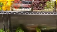 Isi dari kulkas Kim Kardashian ini merupakan produk organik yang sangat segar dan juga menyehatkan. Foto: Instagram @kimkardashian