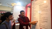 Petugas Bank DKI sedang memberikan penjelasan kepada pengunjung Indonesia Career Expo 2020 di Gedung Smesco Jakarta,(10/1). Bank DKI membuka lowongan kerja seiring dengan ekpansi bisnis yang akan dilakukan pada tahun 2020. Kredit Usaha Kecil tumbuh 11,5% dari Rp410 miliar per September 2018 menjadi Rp457 per September 2019. Foto: dok. Bank DKI