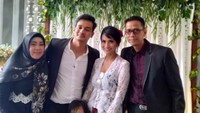 Vanessa Angel tampak mengenakan kebaya sementara Bibi tampil dengan jas di momen pernikahan tersebut. (Istimewa)