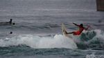 Serunya Bermain Surfing Saat Hujan Mengguyur Pantai Pangandaran
