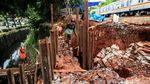 Cegah Longsor, Pinggir Rel Bintaro Dibronjong