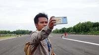 Warga memadati lokasi landasan pacu untuk berswafoto. 