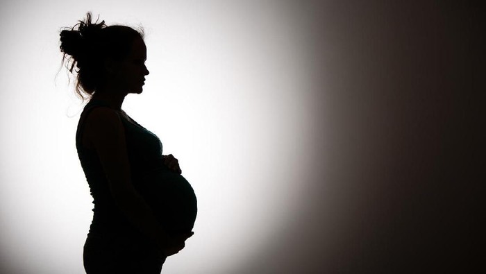 Silhouette of pregnant woman