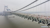 Dengan rentang utama 1.092 meter, jembatan ini memiliki jalan bebas hambatan delapan jalur di dek atas dan kereta cepat di dek bawah. Foto: Dok. Xinhua/Li Bo