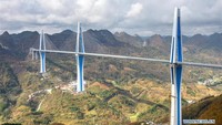 Jembatan ini terletak di Prefektur Otonomi Qianye Bouye-Miao. Foto: Dok. Xinhua/Liu Xu
