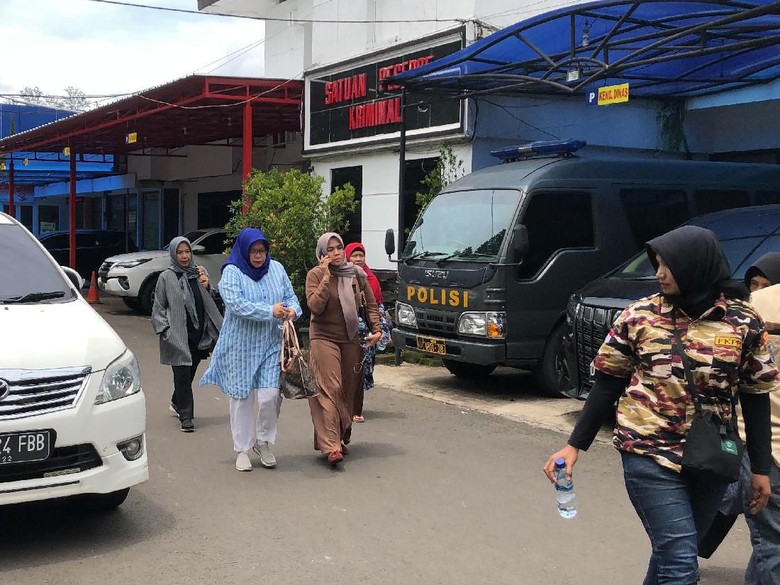 Foto: Pemeriksaan terhadap meninggalnya Lina eks Sule berlanjut (Mukhlis/detikcom) Foto: Pemeriksaan terhadap meninggalnya Lina eks Sule berlanjut (Mukhlis/detikcom)