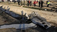 Angkatan Bersenjata Iran menyatakan telah menembak jatuh pesawat penumpang tersebut karena mengiranya sebagai pesawat musuh. AP Photo/Ebrahim Noroozi.