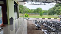 Ruang tunggu sebelum penumpang melakukan check in. 