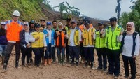 Menteri Pekerjaan Umum dan Perumahan Rakyat (PUPR) Basuki Hadimuljono meninjau pembukaan akses yang tertutup longsoran tanah.