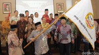 Sekjen LPOK Luthfi A Tamimi menerima bendera LPOK dari Said Aqil.