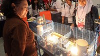 Pameran ini juga menarik minat pelajar.