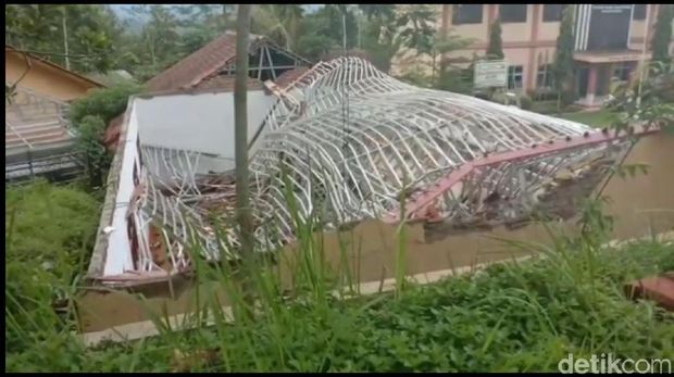 Polisi Investigasi Perpustakaan SMK di Tasikmalaya yang Ambruk